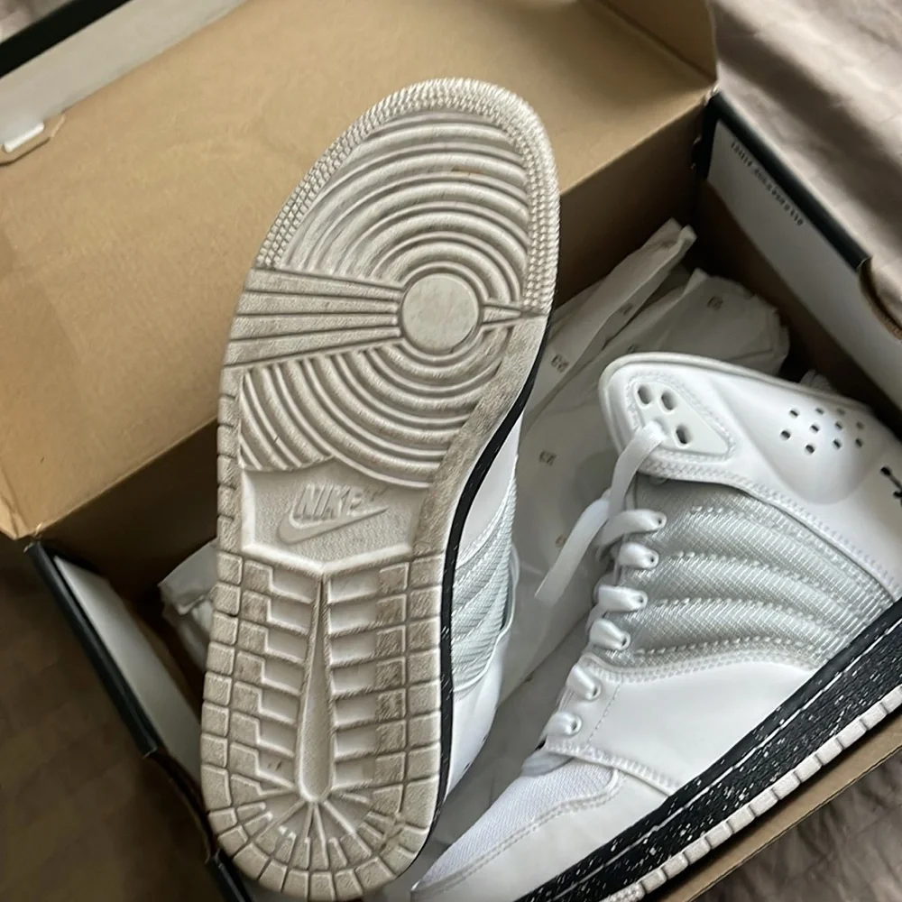 AirJordans size 7.5 in men or 9 in women very good condition - Picture 4 of 6